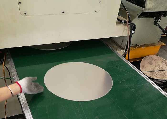 রান্নাঘরের খাদ 1050 ফুড গ্রেড অ্যালুমিনিয়াম ডিস্ক গ্রাম মসৃণ এজ দিয়ে চেনাশোনা